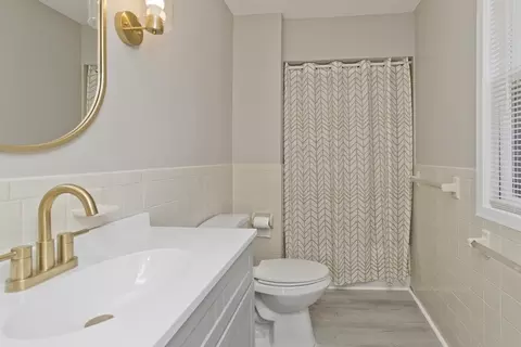 Bath - 39 E Alvord St, Springfield, MA 01108 photo 1 of 2