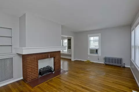 Living - 39 E Alvord St, Springfield, MA 01108 photo 2 of 8