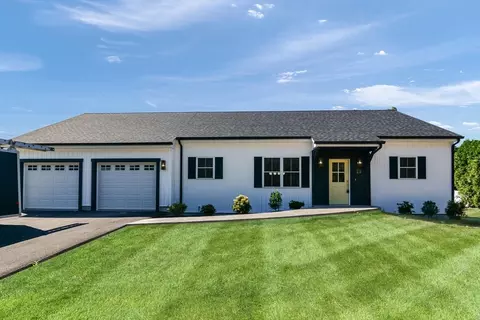 29 Wing Rd, Whitinsville, MA 01588
