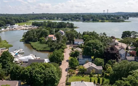 23 Brewster Rd, Weymouth, MA 02191