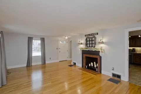 37 Monroe St, Chicopee, MA 01020 photo 3