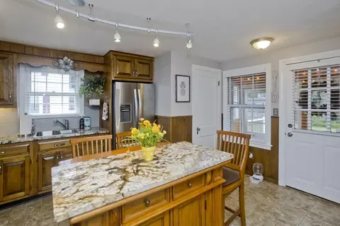 37 Monroe St, Chicopee, MA 01020 photo 4