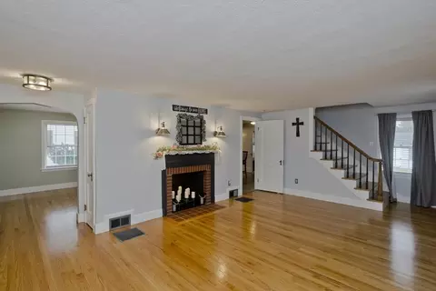 37 Monroe St, Chicopee, MA 01020 photo 2