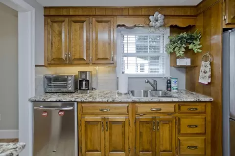 37 Monroe St, Chicopee, MA 01020 photo 5