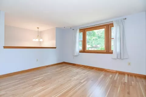 Living - 16 August Dr, Framingham, MA 01701 photo 2 of 5