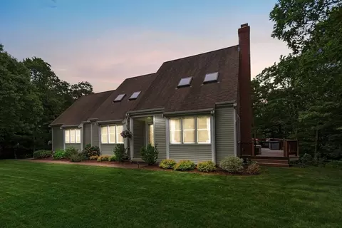 8 Anne Ln, Bourne, MA 02532