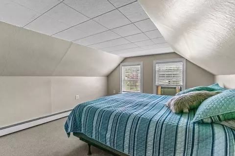 Bedroom - 136 Circuit Dr, Warwick, RI 02889 photo 7 of 9