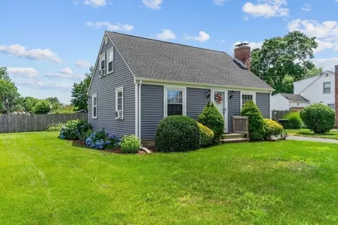 Exterior - 136 Circuit Dr, Warwick, RI 02889 photo 4 of 8