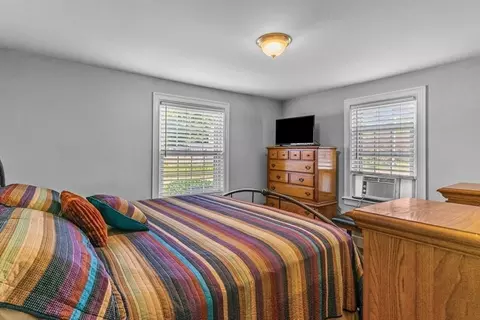 Bedroom - 136 Circuit Dr, Warwick, RI 02889 photo 2 of 9