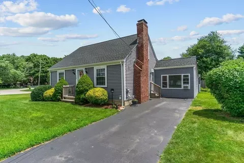 Exterior - 136 Circuit Dr, Warwick, RI 02889 photo 3 of 8