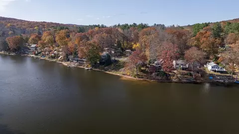 83 Sandy Bch, Holland, MA 01521
