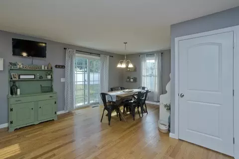 Entry Way - 167 Rolf Ave, Chicopee, MA 01020 photo 3 of 5