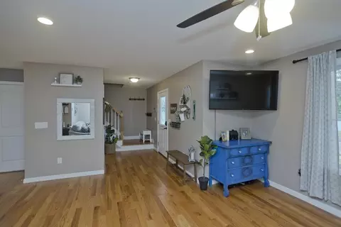 Entry Way - 167 Rolf Ave, Chicopee, MA 01020 photo 2 of 5