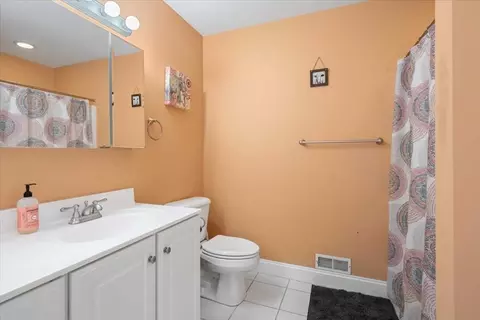Bath - 160 Brookside Dr, Gardner, MA 01440 photo 2 of 4