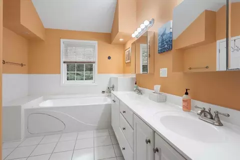 Bath - 160 Brookside Dr, Gardner, MA 01440 photo 3 of 4