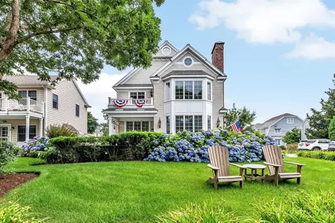 17 Cross St, Mashpee, MA 02649