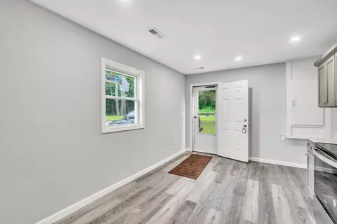Entry Way - 6 Shelby St, Springfield, MA 01109 photo 2 of 4