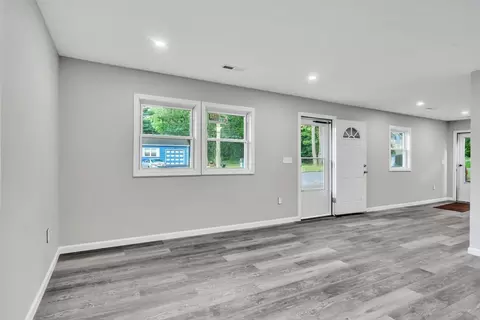 Living - 6 Shelby St, Springfield, MA 01109 photo 3 of 4