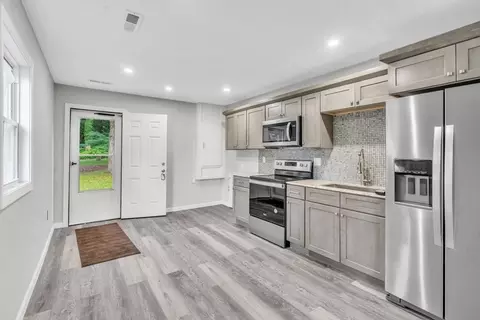 Entry Way - 6 Shelby St, Springfield, MA 01109 photo 1 of 4