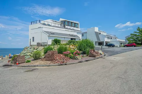 43 Oceanside Dr #43, Hull, MA 02045