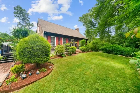 976 Fisher Rd, Dartmouth, MA 02747