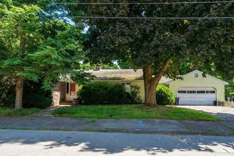 35 Fairview Ave, Lynnfield, MA 01940