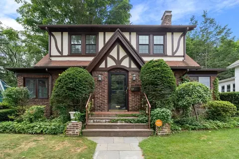 17 Commodore Rd, Worcester, MA 01602