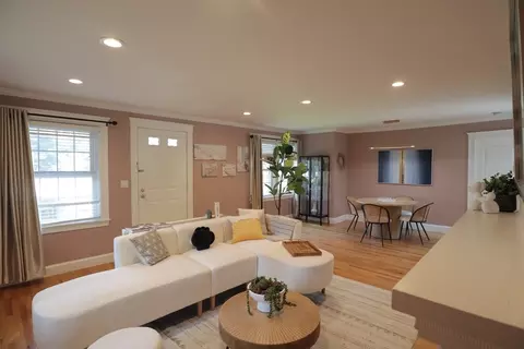 838 Worcester, Wellesley, MA 02482