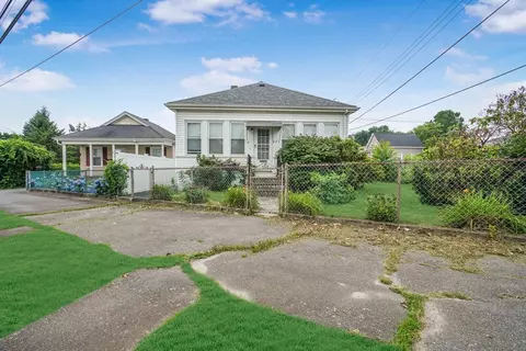 207 Rockdale Ave, Dartmouth, MA 02748