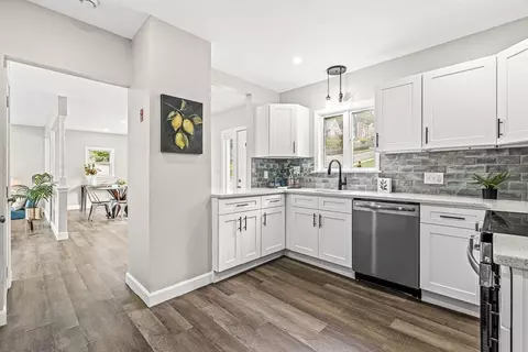 8 Dell Ave, Wakefield, MA 01880