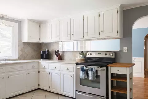 Kitchen - 9 Crescent Rd, Hamilton, MA 01982 photo 1 of 2