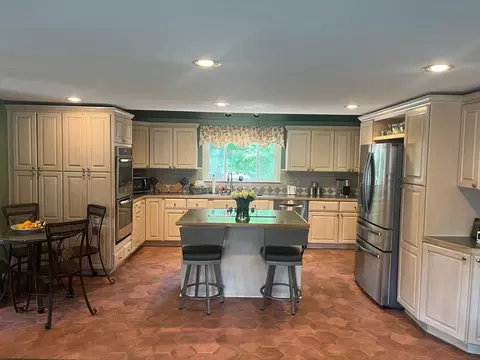 12 Proctor Cir, Peabody, MA 01960