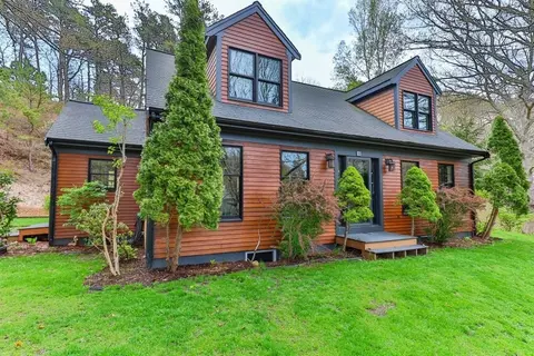 15 Glacier Dr, Truro, MA 02666