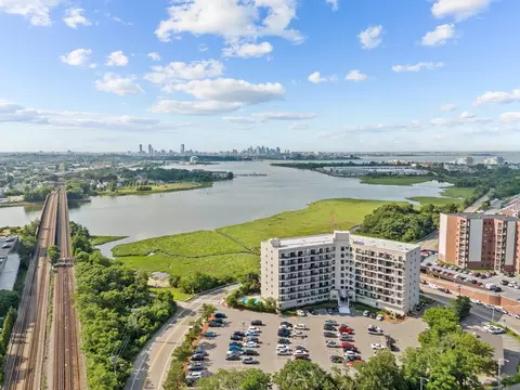 133 Commander Shea Blvd #111, Quincy, MA 02171