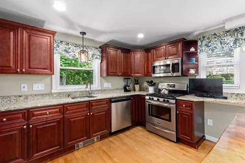 Kitchen - 5 Mayflower Ave, Wareham, MA 02571 photo 2 of 3
