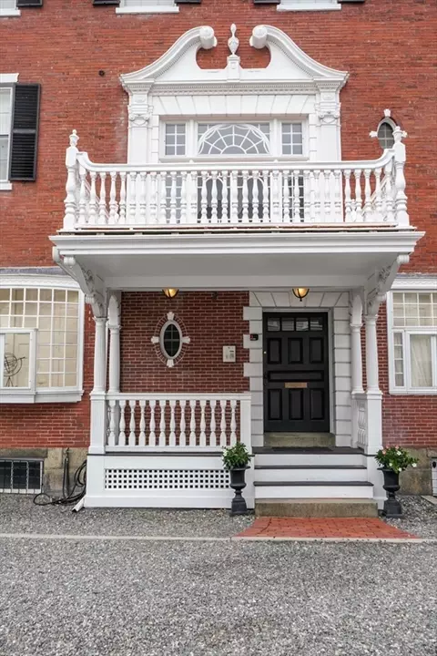 324-328 Essex St #3, Salem, MA 01970