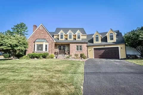 10 Sir Richards Dr, Taunton, MA 02780