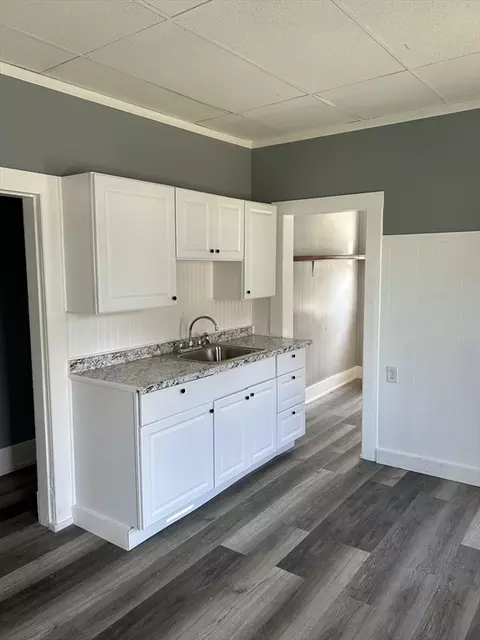 385 Orange St, Springfield, MA 01108 photo 5