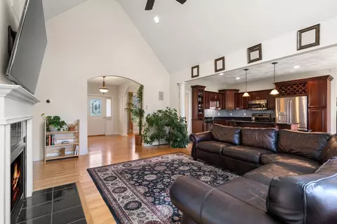 11 Regency Dr, Dracut, MA 01826 photo 9