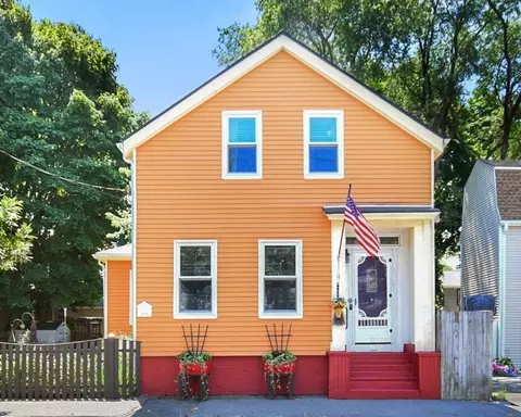 11 Saunders St, Salem, MA 01970