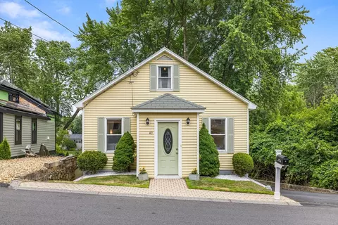 47 Camden St, Dracut, MA 01826