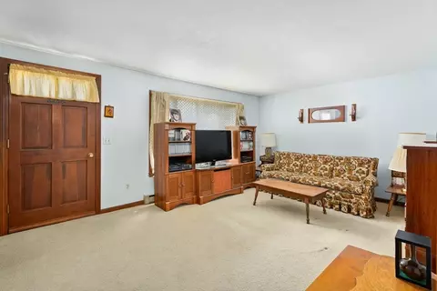Living - 10 Concord Dr, Easthampton, MA 01027 photo 2 of 4