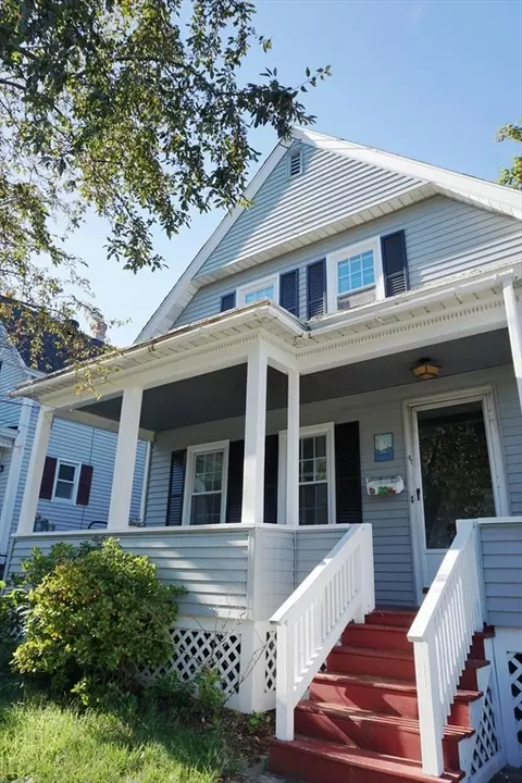 47 10th St, Lowell, MA 01850