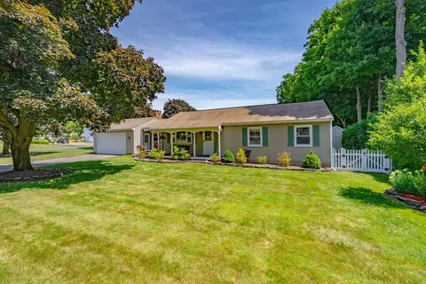 184 Parkview Dr, Agawam, MA 01030
