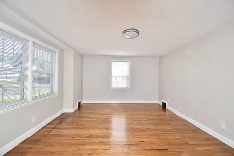 Living - 21 Barton St, Springfield, MA 01104 photo 4 of 7