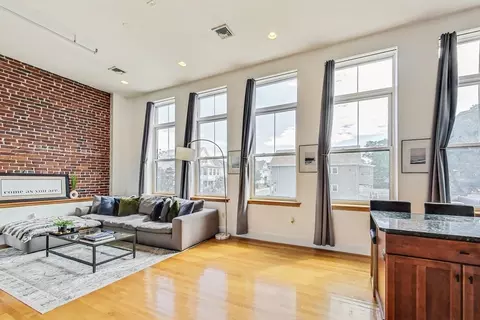 Living - 50 Floyd St #11, Everett, MA 02149 photo 1 of 2
