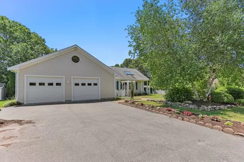 52 Captains Ln, Falmouth, MA 02536