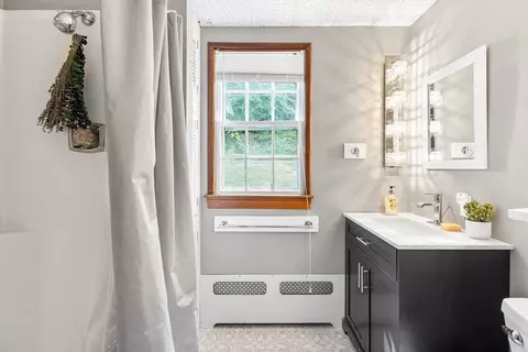 Bath - 52 Flagg St, Worcester, MA 01602 photo 1 of 2