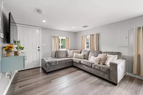 8 10th Ave, Halifax, MA 02338