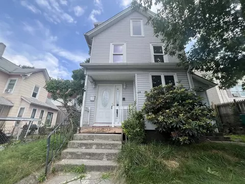 9 Barclay St, Lowell, MA 01851